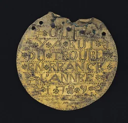 Plakett med uttrykket "At det var problemer i Frankrike i år 1789" (messing)